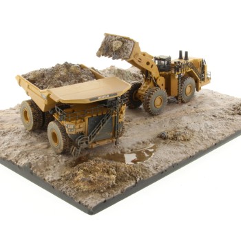 Diecast Masters 85762 - Cat 797 Truck + CAT 994K Loader & Diorama Weathered Series - Scale 1:50