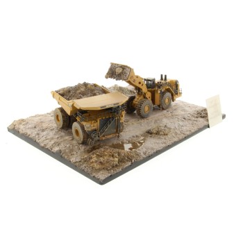 Diecast Masters 85762 - Cat 797 Truck + CAT 994K Loader & Diorama Weathered Series - Scale 1:50