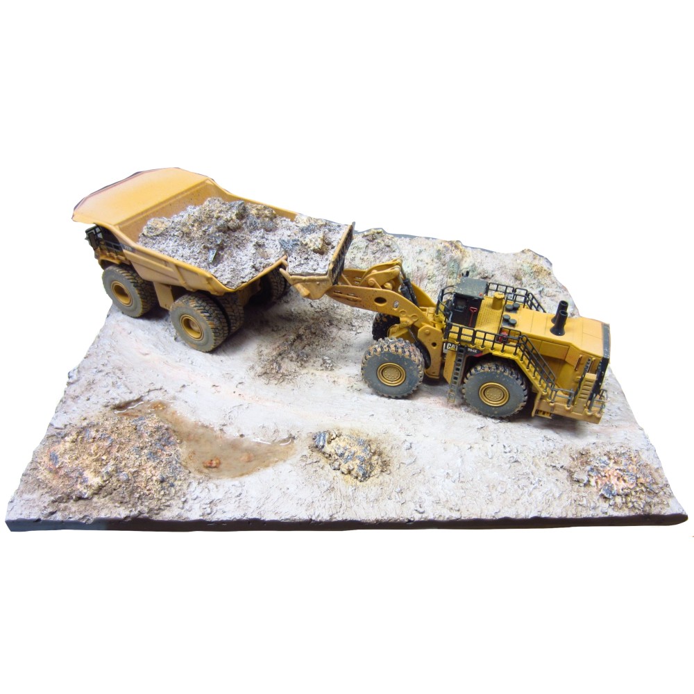 Diecast Masters 85762 - Cat 797 Truck + CAT 994K Loader & Diorama Weathered Series - Scale 1:50