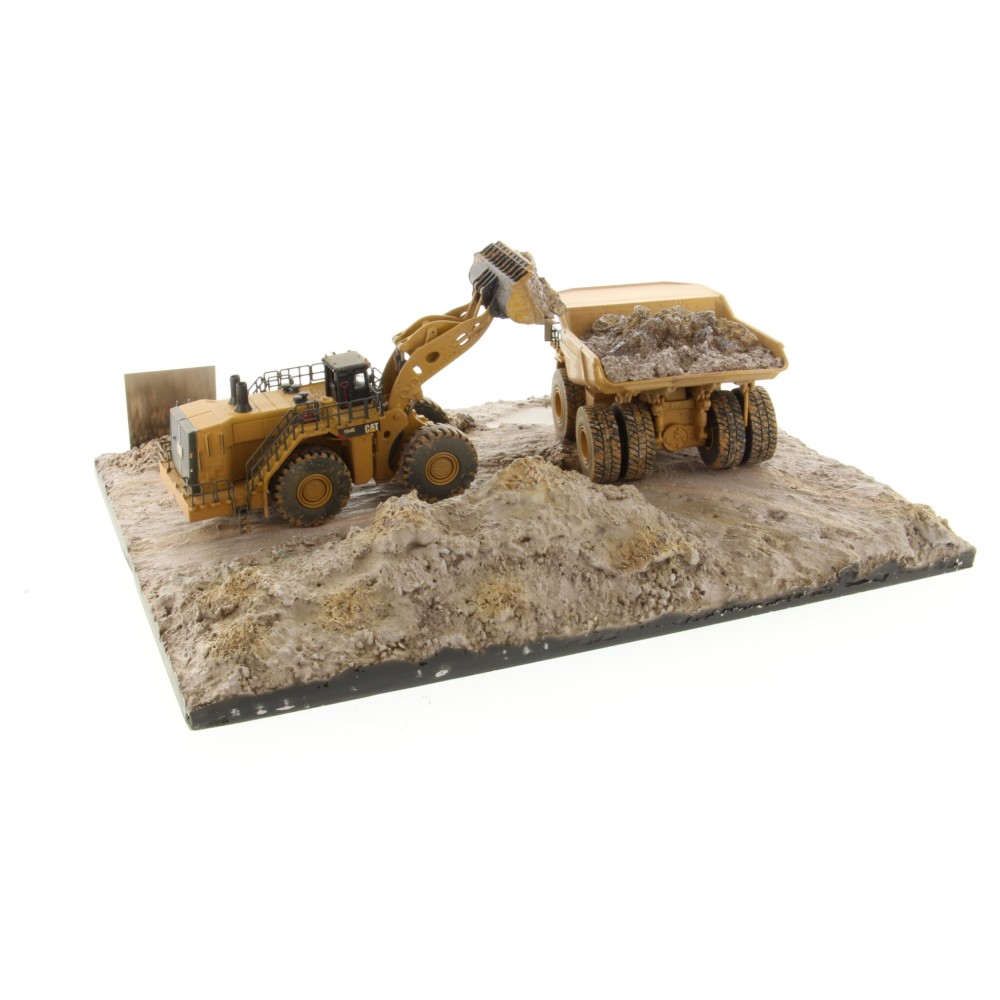 Diecast Masters 85762 - Cat 797 Truck + CAT 994K Loader & Diorama Weathered Series - Scale 1:50