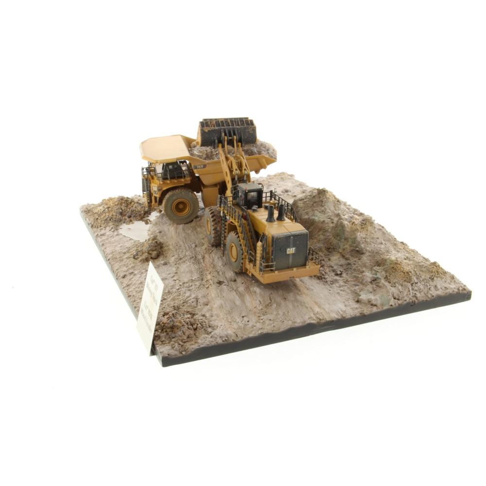 Diecast Masters 85762 - Cat 797 Truck + CAT 994K Loader & Diorama Weathered Series - Scale 1:50