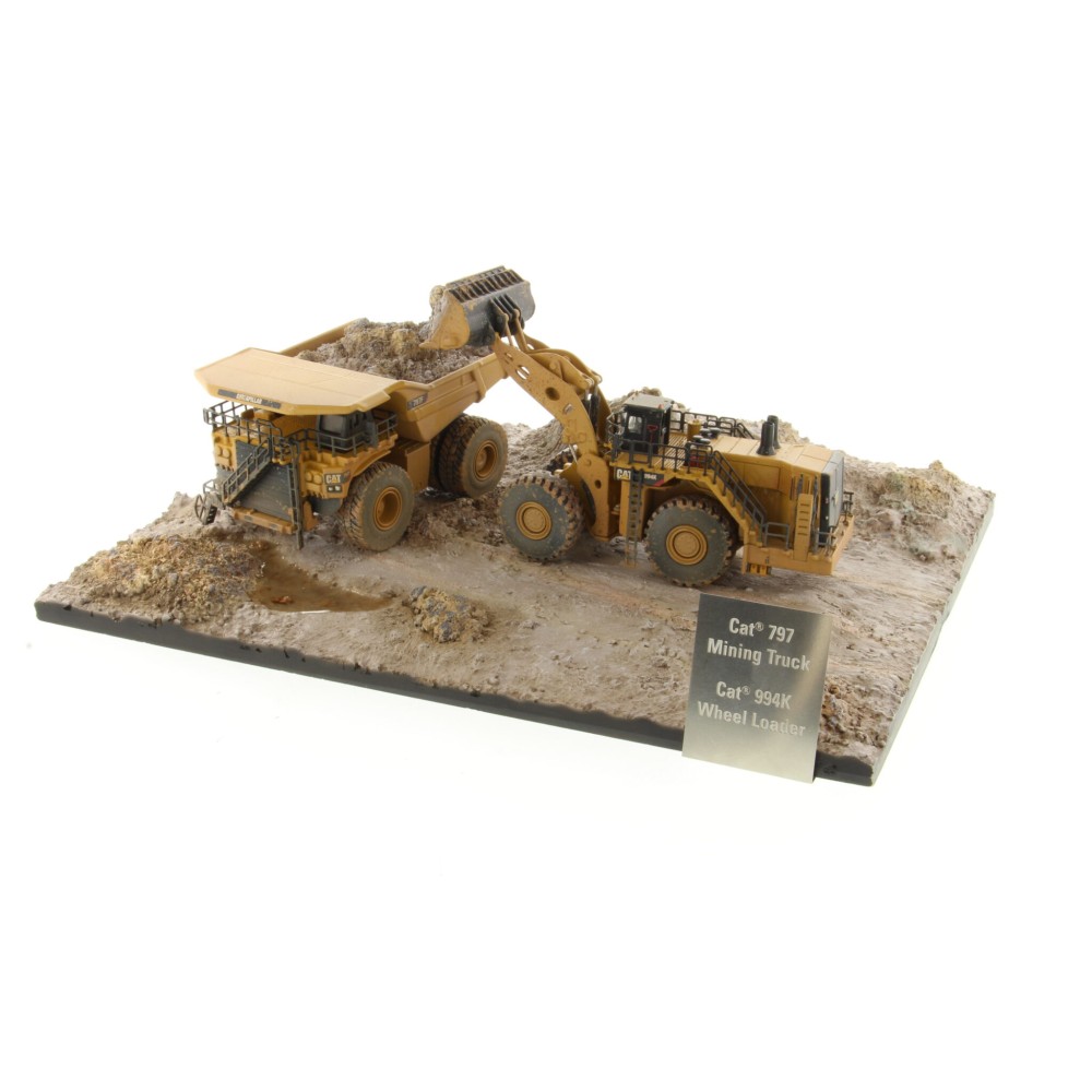 Diecast Masters 85762 - Cat 797 Truck + CAT 994K Loader & Diorama Weathered Series - Scale 1:50