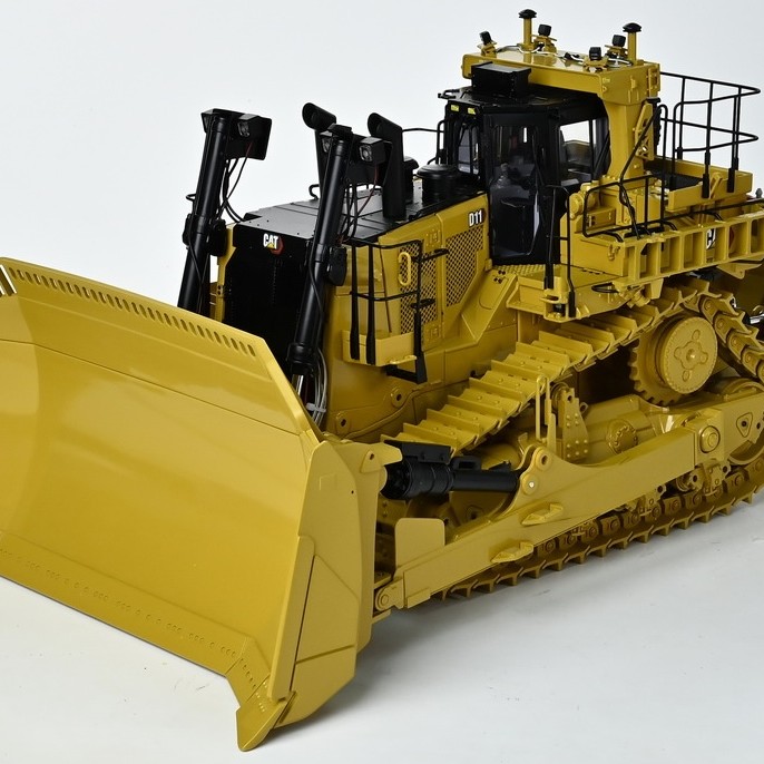 Diecast Masters 85781 - CAT D11 Track-Type Tractor Dozer Hex Design New Dec 2025 - Scale 1:18
