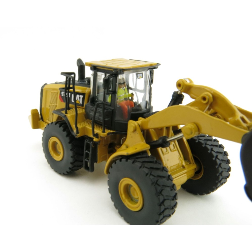 Diecast Masters 85950 - Caterpillar CAT 972M Wheel Loader with Log Forks Forrestry - Scale 1:87