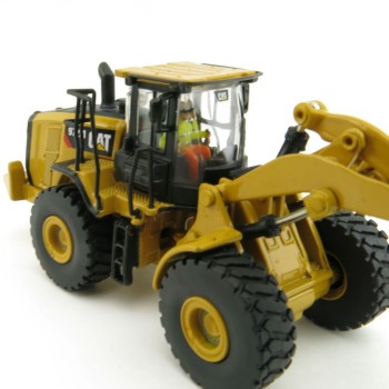 Diecast Masters 85950 - Caterpillar CAT 972M Wheel Loader with Log Forks Forrestry - Scale 1:87