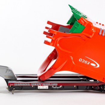 Drake ZT09329 Drake 2x8 Dolly and 4x8 Dragline Bucket Trailer with ESCO Bucket NHH - Scale 1:50