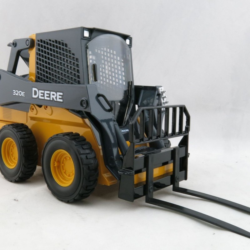 Ertl 45461 - John Deere 320E Skid Steer Loader - Prestige Collection - Scale 1:16