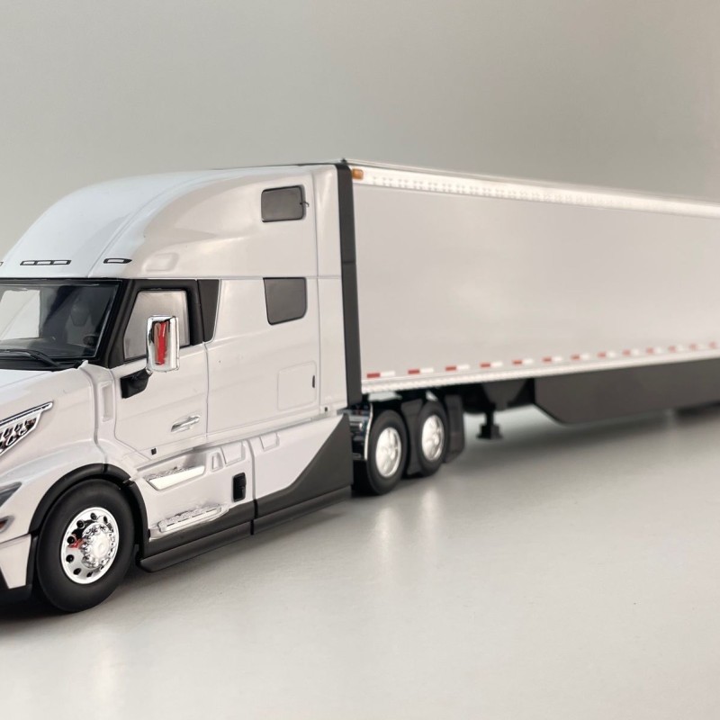 First Gear 50-3501 Volvo VNL 860 High-Roof Sleeper Truck with 53' Trailer with Skirts White 1:50 Scale