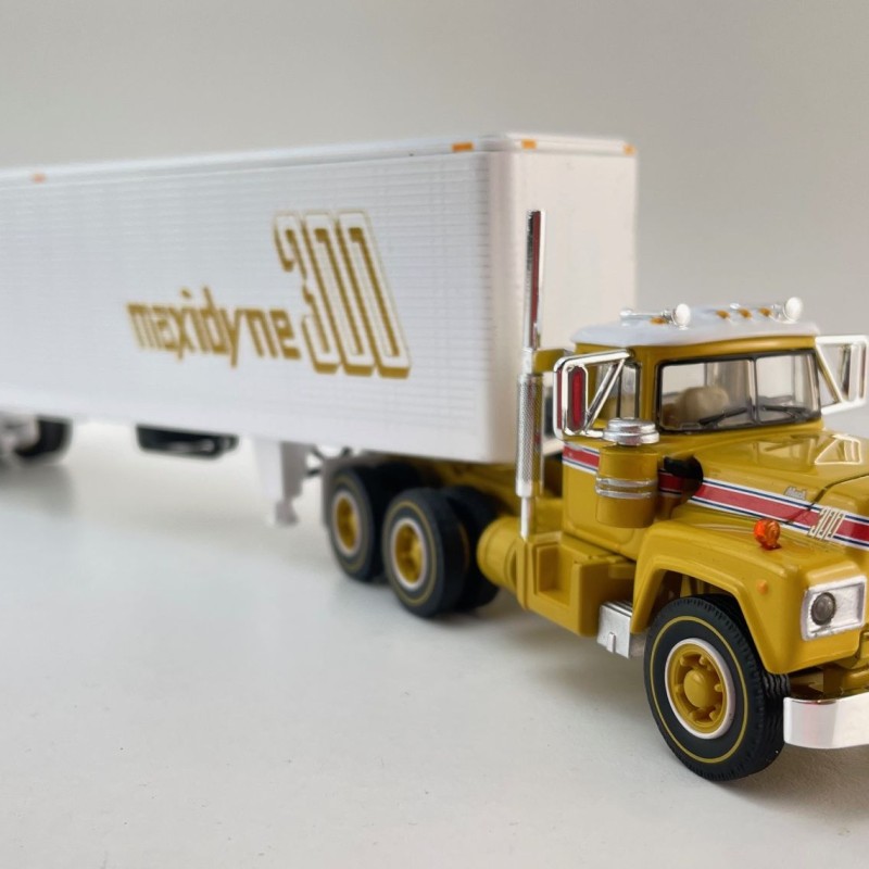 First Gear 60-2022 Mack R-Model Day Cab Truck with Vintage Box Trailer 125 Years Mack Anniversary - Scale 1:64