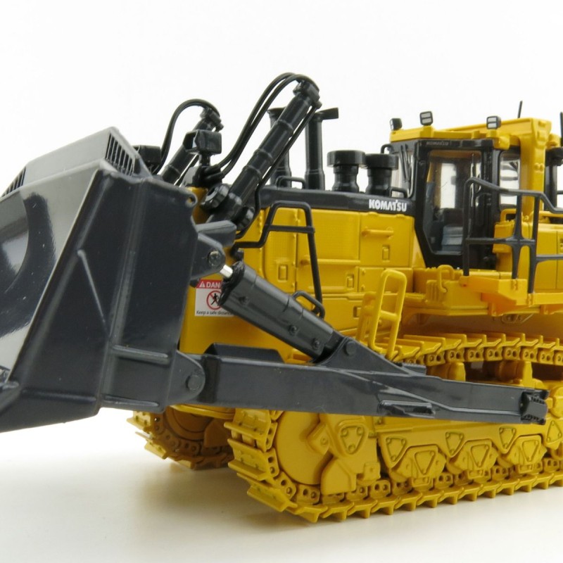 First Gear 50-3426 Komatsu D375A-8 Crawler Dozer with Ripper Scale 1:50 