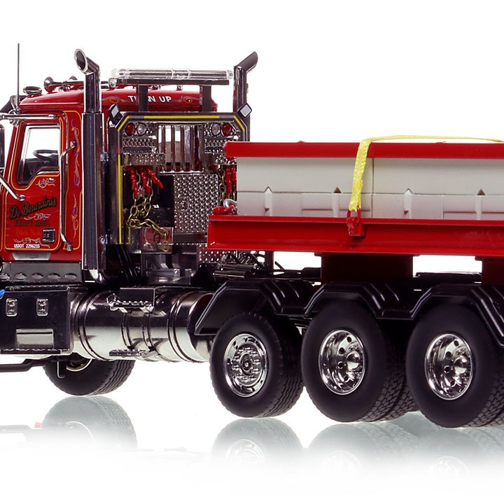 Heavy Haul Replicas HHR135A-1 - Heavy Haul 2017 Mack Titan 17 Tri-Axle Prime Mover DeBerardinis - Scale 1:50