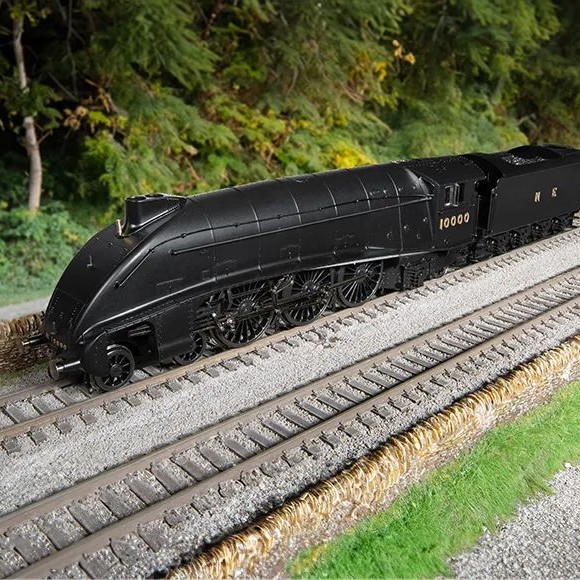 Hornby R30124 LNER W1 Class Hush Hush Streamlined 4-6-4 Steam Locomotive 10000  - Era 4
