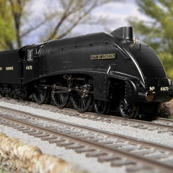 Hornby R30137 BR Class B17/5 4-6-0 Steam Locomotive 61670 City of London - Era 4