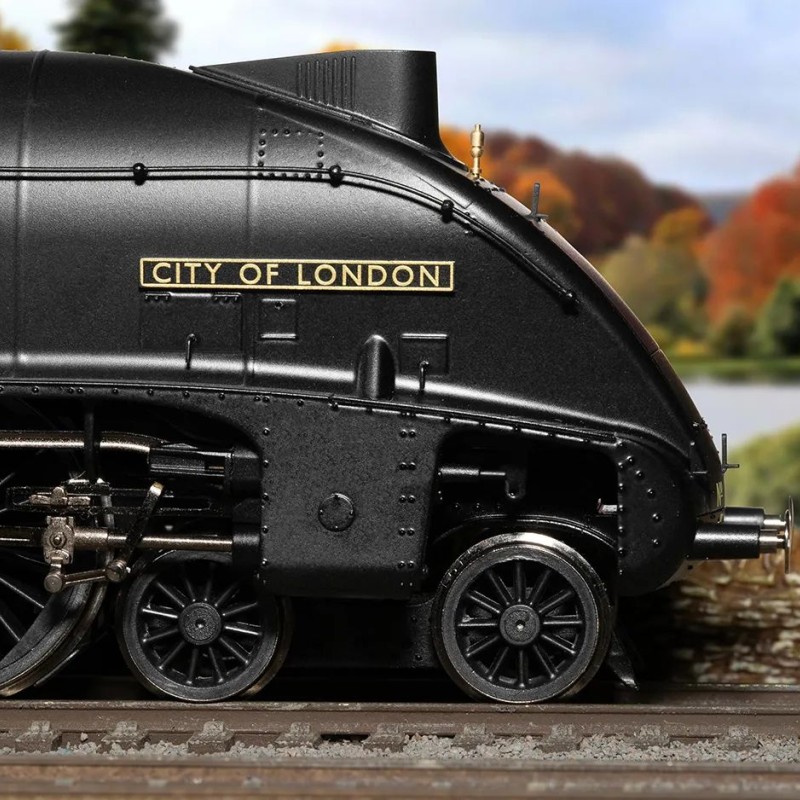 Hornby R30137 BR Class B17/5 4-6-0 Steam Locomotive 61670 City of London - Era 4