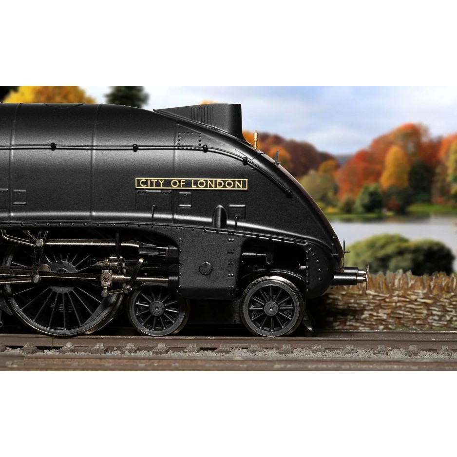 Hornby R30137 BR Class B17/5 4-6-0 Steam Locomotive 61670 City of London - Era 4