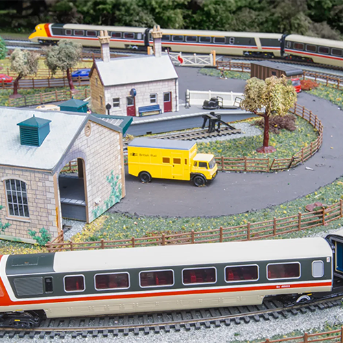 Hornby R30229 BR Class 370 Advanced Passenger Train Set 370003 and 370004 7 Car Pack - Era 7 OO Scale