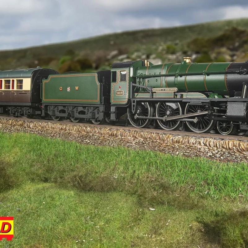 Hornby R30376 RailRoad GWR Class 1000 County of Merioneth Steam Loco with 2 Coaches Train Pack - Era 3