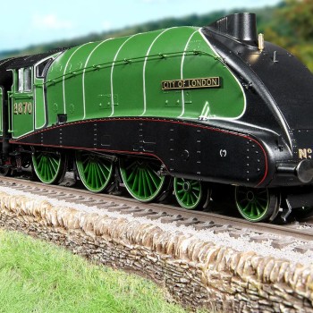 Hornby R30406 LNER Streamlined B17 2870 Steam Loco City Of London - Era 3