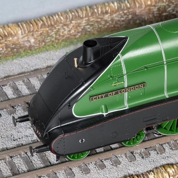 Hornby R30406 LNER Streamlined B17 2870 Steam Loco City Of London - Era 3