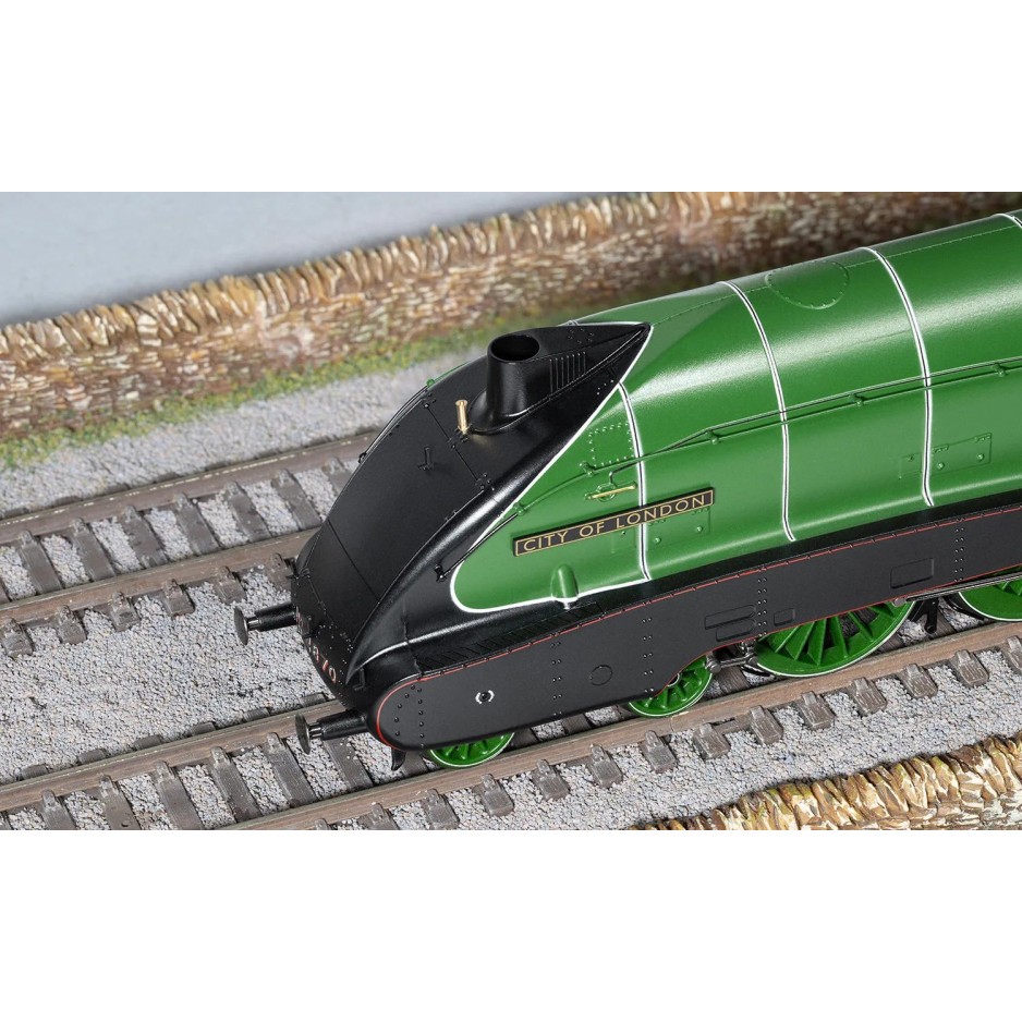 Hornby R30406 LNER Streamlined B17 2870 Steam Loco City Of London - Era 3