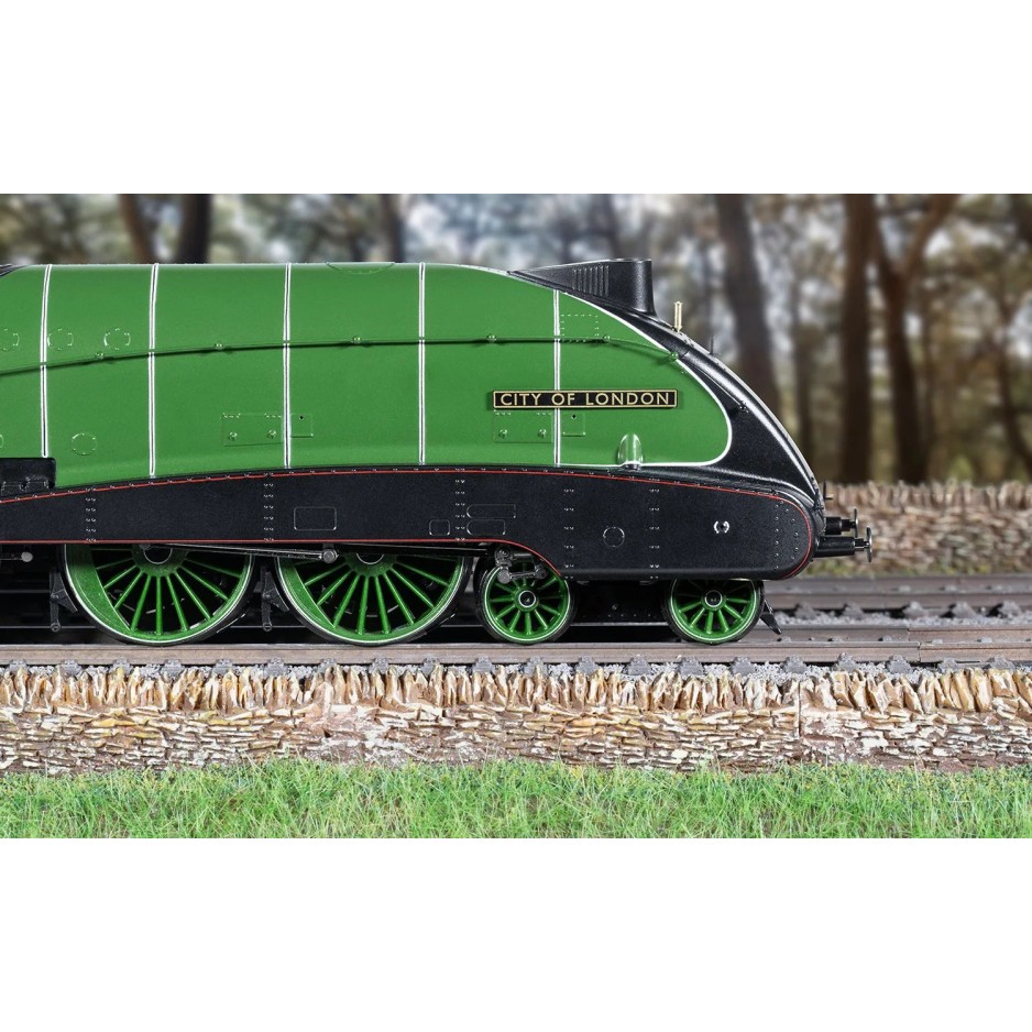 Hornby R30406 LNER Streamlined B17 2870 Steam Loco City Of London - Era 3