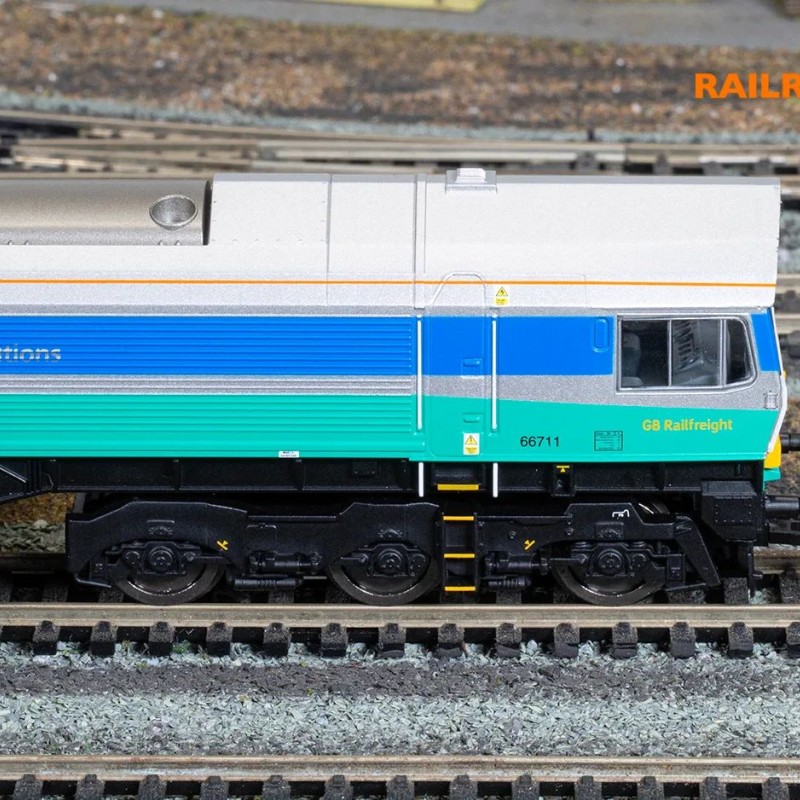 Hornby R30428 Railroad Plus Class 66 Aggregates Industries - 66711 Sence Diesel Locomotive - Era 11