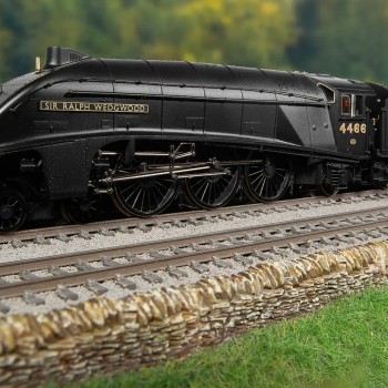 Hornby R30452 LNER Class A4 4-6-2 4466 Steam Loco Sir Ralph Wedgwood - VE Day 80th Anniversary - Era 3