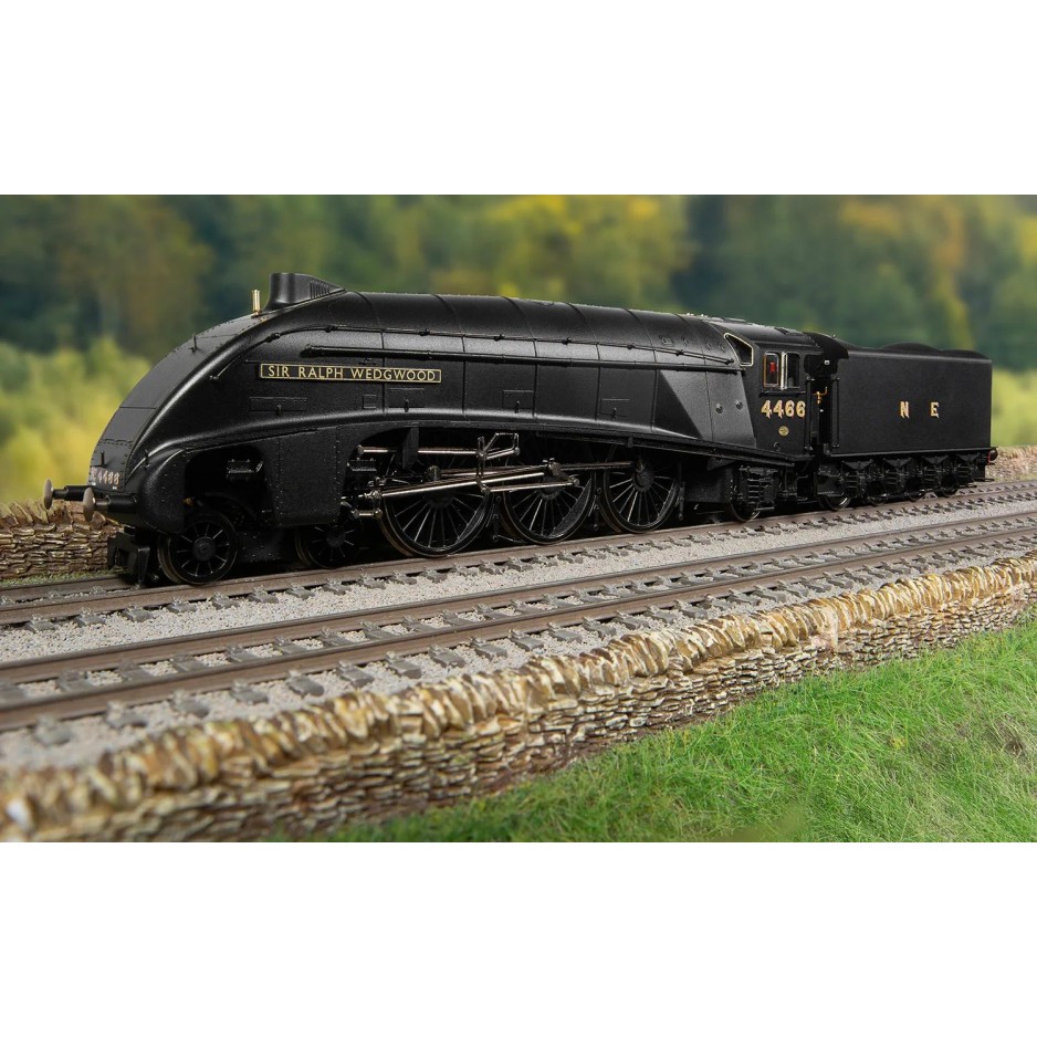 Hornby R30452 LNER Class A4 4-6-2 4466 Steam Loco Sir Ralph Wedgwood - VE Day 80th Anniversary - Era 3
