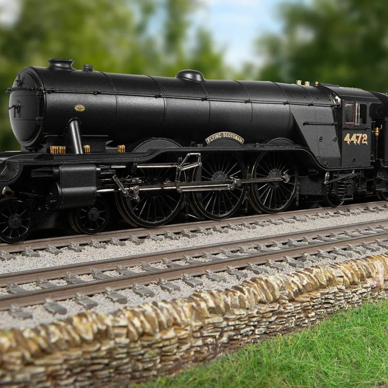 Hornby R30454 LNER Class A10 4472 Steam Loco Flying Scotsman - VE Day 80th Anniversary - Era 3