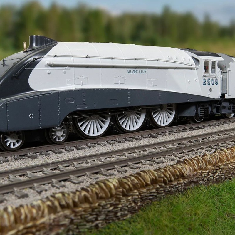 Hornby R30456 Dublo LNER Class A4 4-6-2 2509 Steam Loco Silver Link - Silver Jubilee Collection - Era 4