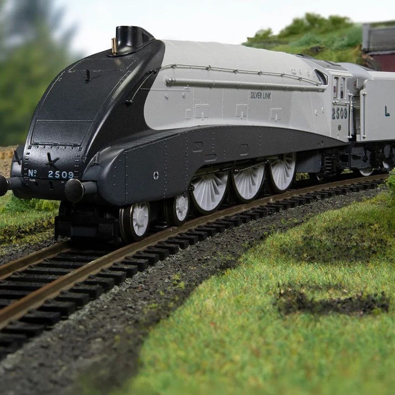 Hornby R30456 Dublo LNER Class A4 4-6-2 2509 Steam Loco Silver Link - Silver Jubilee Collection - Era 4
