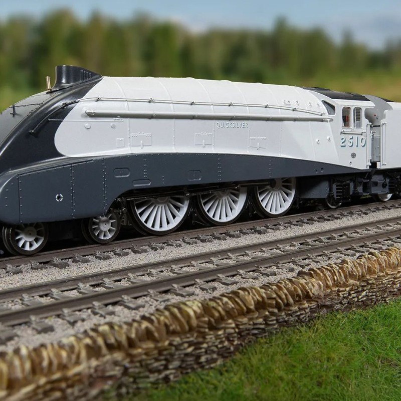 Hornby R30457 Dublo LNER Class A4 4-6-2 2510 Steam Loco Quicksilver - Silver Jubilee Collection - Era 4
