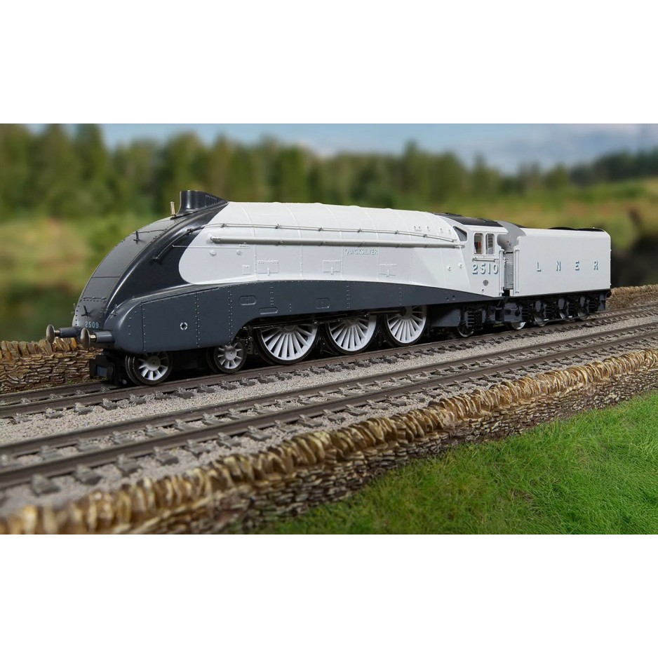 Hornby R30457 Dublo LNER Class A4 4-6-2 2510 Steam Loco Quicksilver - Silver Jubilee Collection - Era 4