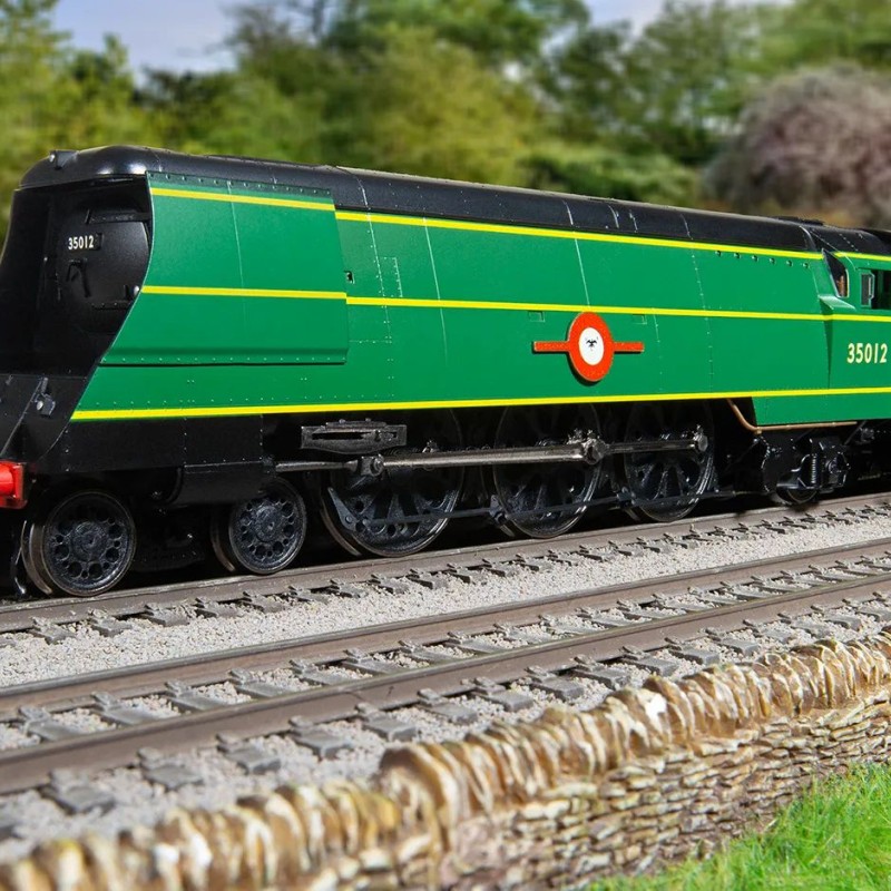 Hornby R3860 BR Merchant Navy Class 4-6-2 35012 United States Lines Steam Locomotive - Era 4