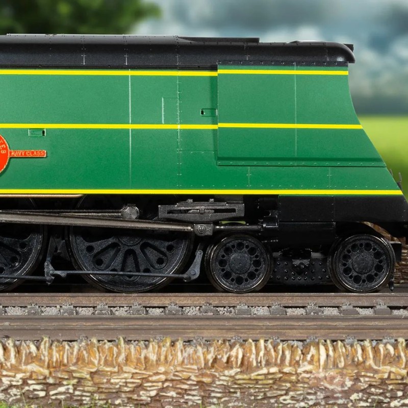 Hornby R3860 BR Merchant Navy Class 4-6-2 35012 United States Lines Steam Locomotive - Era 4