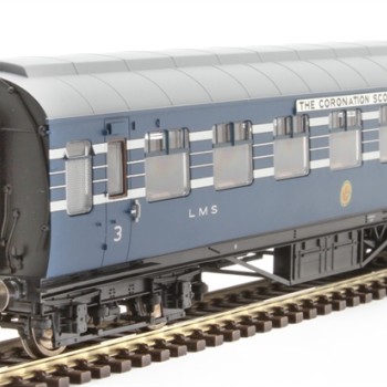 Hornby R40056B LMS Stanier D1981 Coronation Scot 57 RTO 9006 Passenger Coach - Era 3 OO Scale