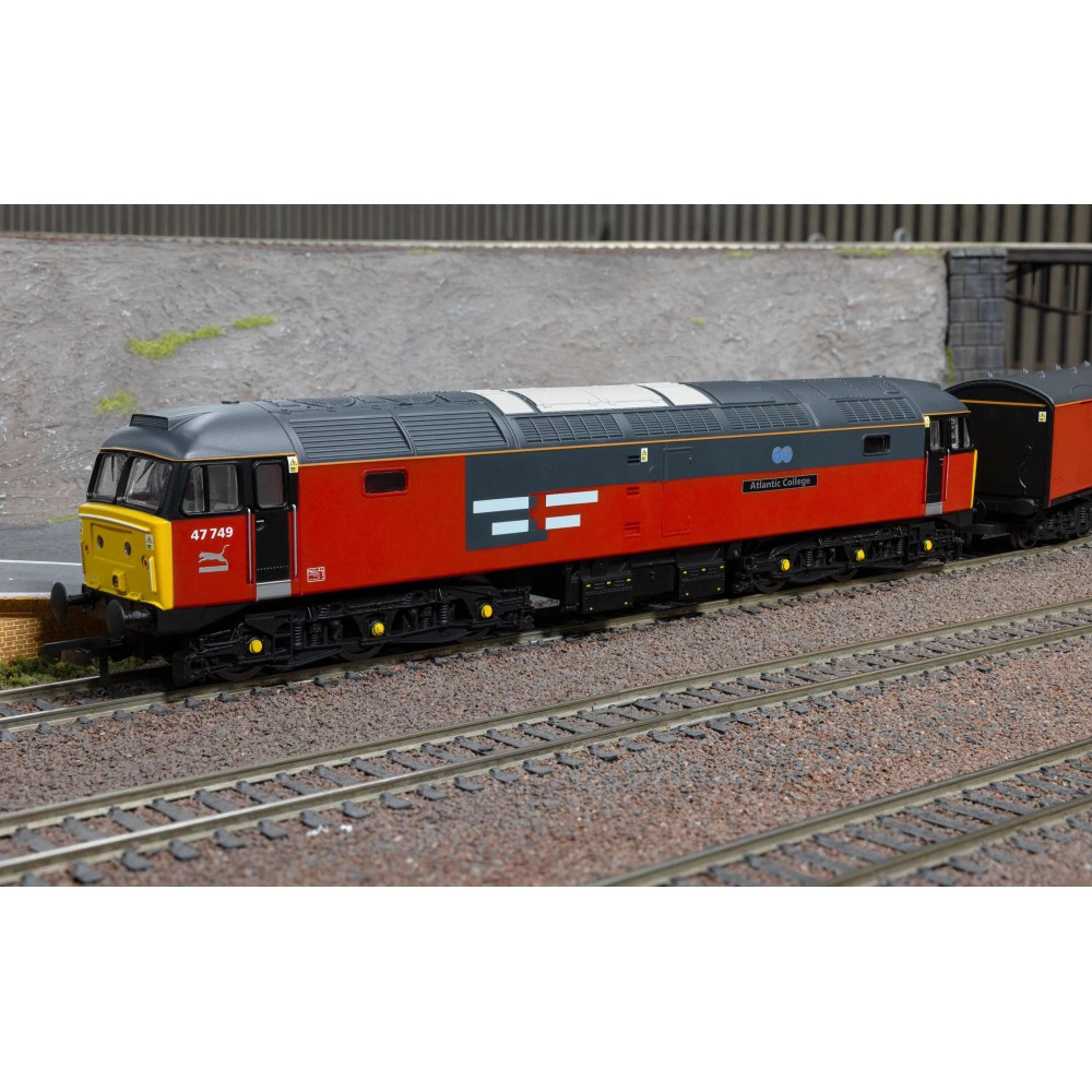 Hornby R30543 RailRoad RES Class 47 Atlantic Collage 47749 Diesel Locomotive - Era 8