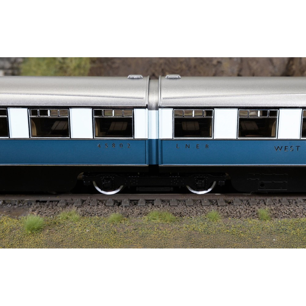 Hornby R40477 LNER West Riding Limited Brake Third & Kitchen Third Articulated Coach Pack - Era 3 OO Scale
