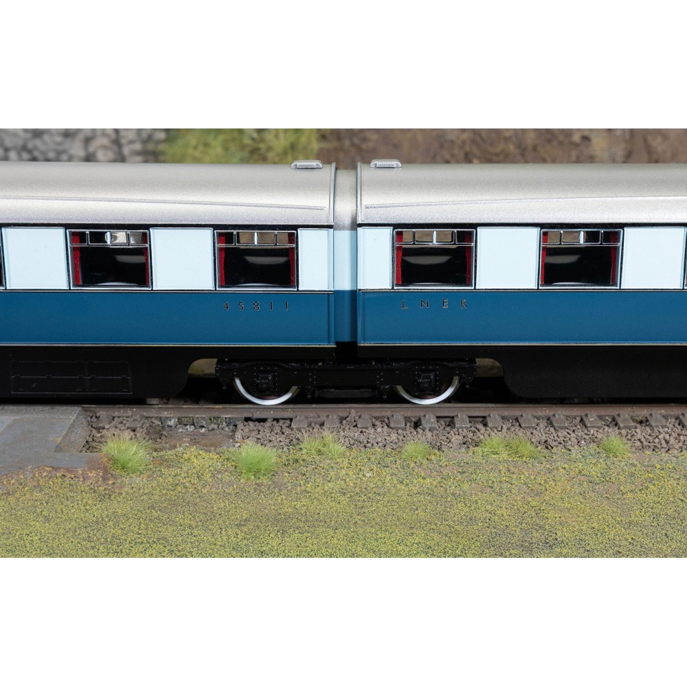 Hornby R40478 LNER West Riding Limited Double Open First Articulated Coach Pack - Era 3 OO Scale