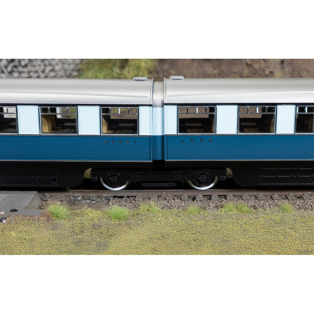 Hornby R40479 LNER West Riding Limited Open Third & Kitchen Third Articulated Coach Pack - Era 3 OO Scale