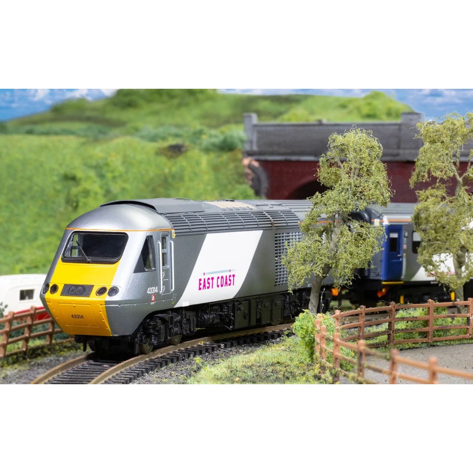 Hornby R30099 East Coast Trains Class 43 HST Power Cars 43314 And 43315 Train Pack - Era 11 DCC Ready OO Scale