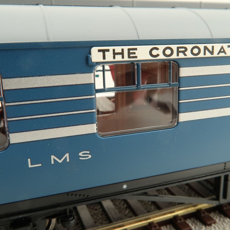 Hornby R40052 LMS Stanier D1961 Coronation Scot 57 BFK 5053 Passenger Coach with Lights - Era 3 OO Scale