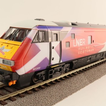 Hornby R40370 LNER Flying Scotsman Mk4 DVT Coach 82205 - Era 11 OO Scale