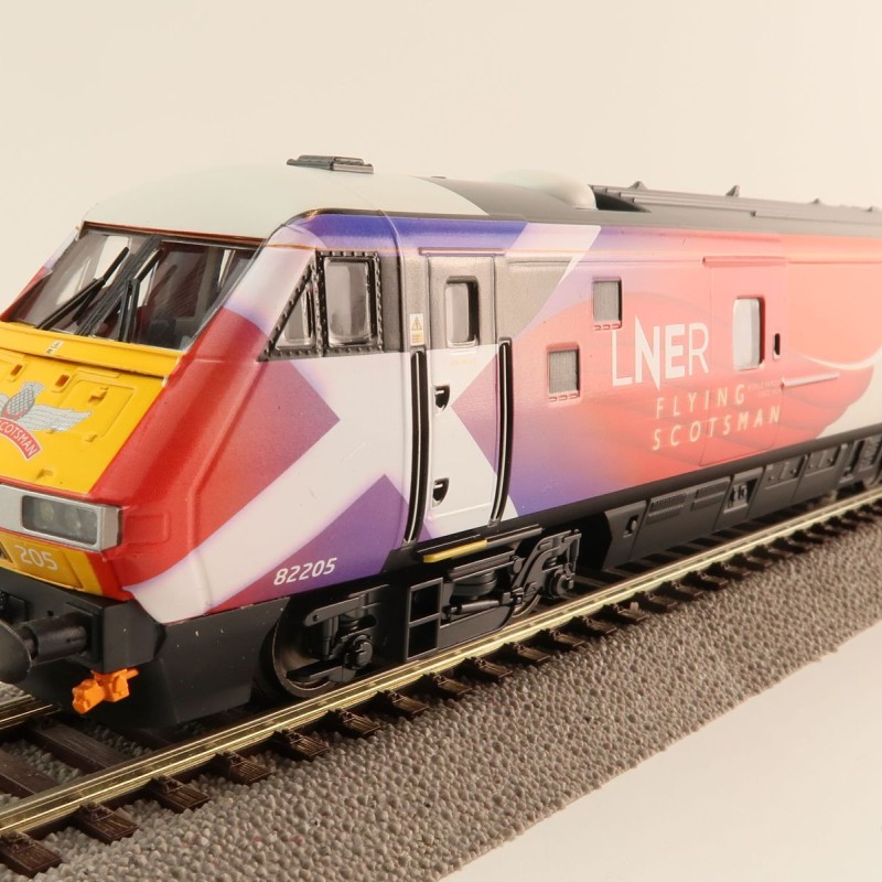 Hornby R40370 LNER Flying Scotsman Mk4 DVT Coach 82205 - Era 11 OO Scale