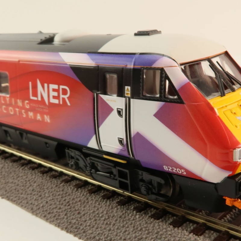 Hornby R40370 LNER Flying Scotsman Mk4 DVT Coach 82205 - Era 11 OO Scale