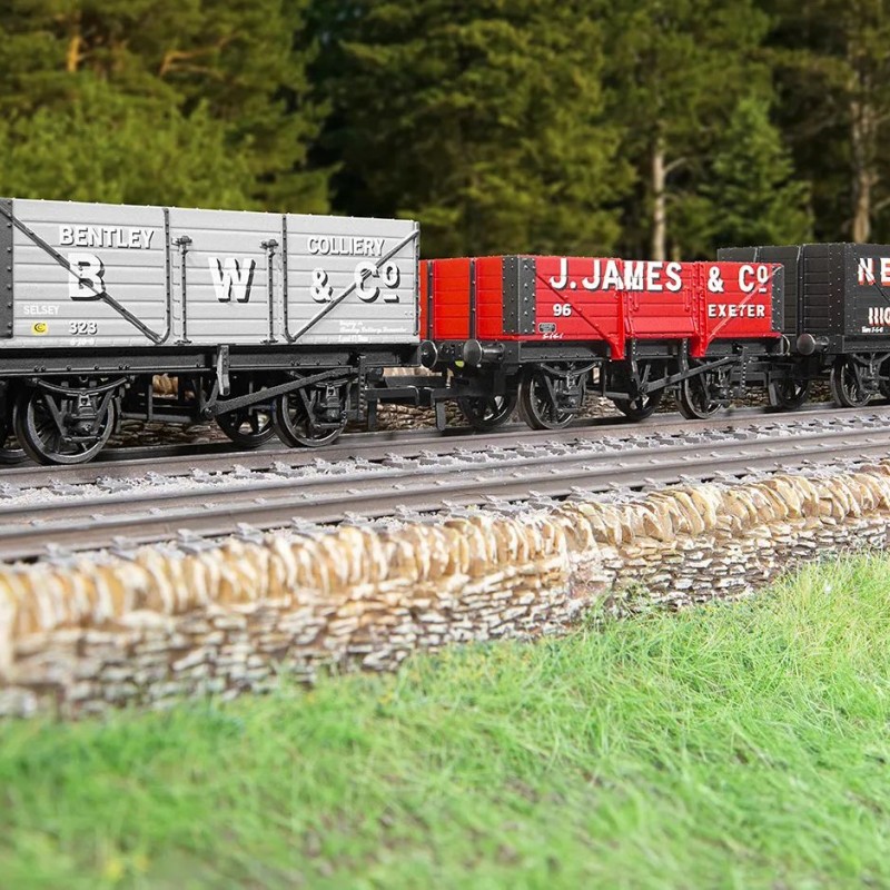 Hornby R60103 Triple Wagon Pack - B.W & Co J. James & Co & Newstead Colliery - Era 3