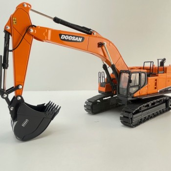 Doosan - Doosan DX800-LC-9 Large Hydraulic Crawler Excavator Diecast - Scale 1:50