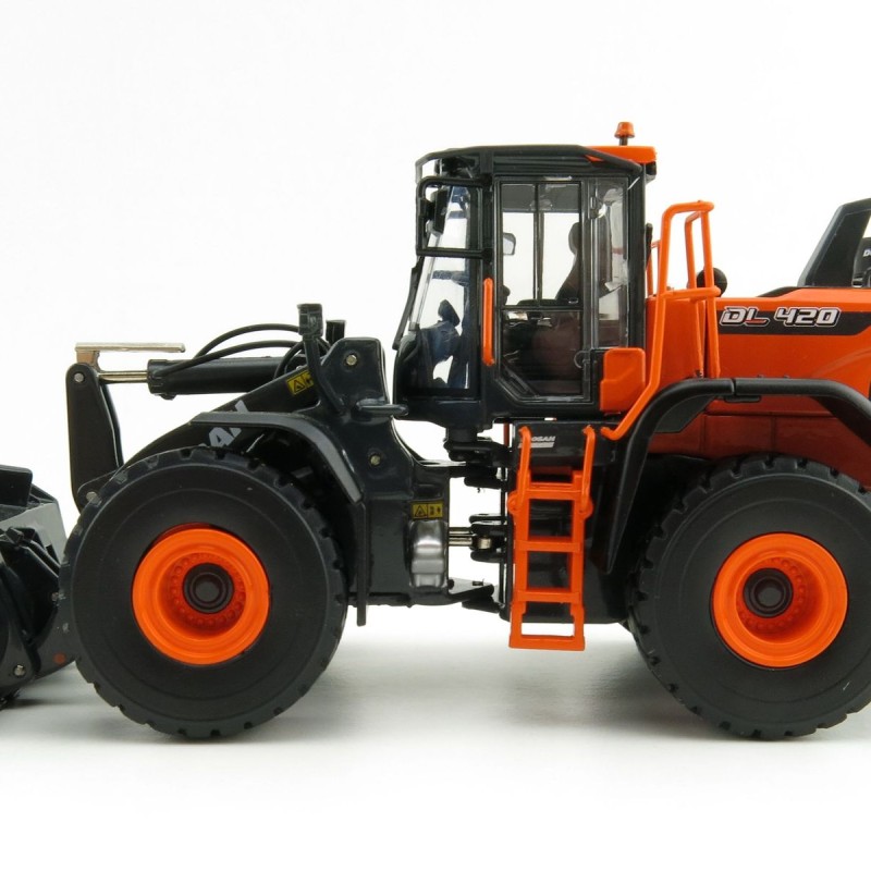 IMC Models 99-10101 Doosan DL420-7 Wheel Loader 1:50 