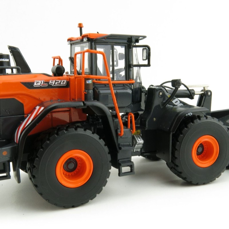 IMC Models 99-10101 Doosan DL420-7 Wheel Loader 1:50 