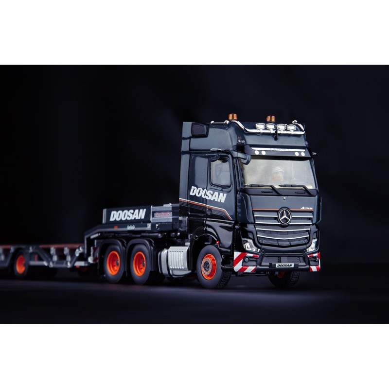 IMC Models 99-10102 Mercedes-Benz Actros 6x4 with Nooteboom OSDS Low Loader - Doosan - 1:50